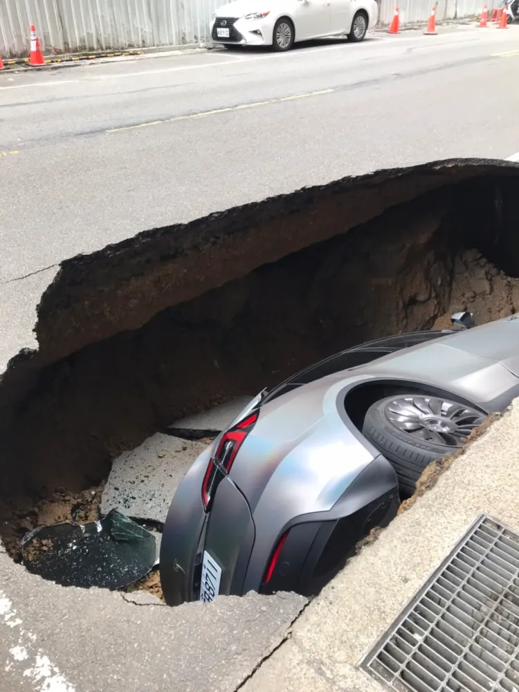 小客車掉入天坑。翻攝畫面