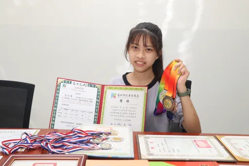 突破逆境奮發向上!高雄市3聽障肢障生獲2023總統教育獎