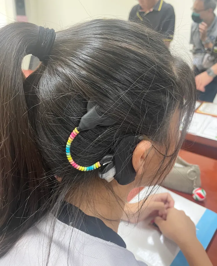 李宜蓁兩歲時就手術植入人工電子耳。教育局提供