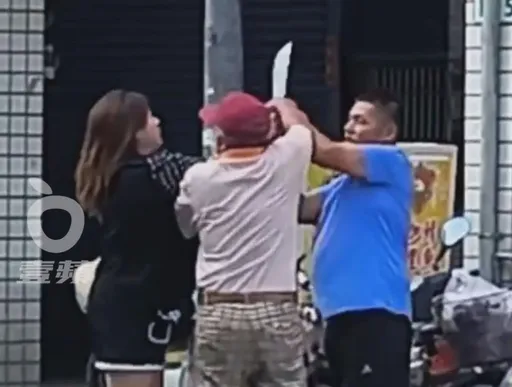 台版浩克再現？壯漢狂揍老翁露屁屁　莽男女伴搶刀幫拉褲