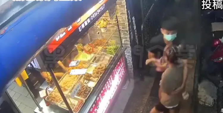 女子險些遭強拉擄走，所幸及時向攤商求救才避免憾事發生。翻攝臉書黑色豪門企業