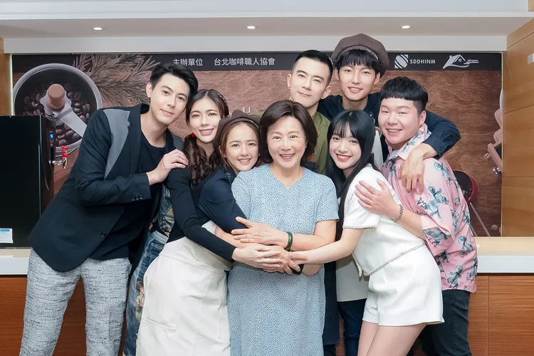 《加油喜事》演員群聊母親節計畫。 Teddy（前排左起）、鄭芯恩、臧芮軒、劉秀雯、趙宇萱、李承鴻。JR紀言愷（後排中）、劉育仁。TVBS提供