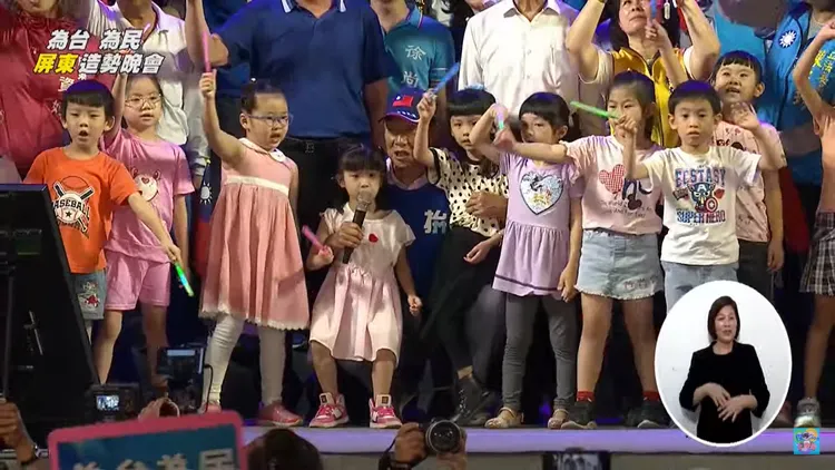 晚會在大合唱「母親真偉大」歌聲結束。翻攝畫面