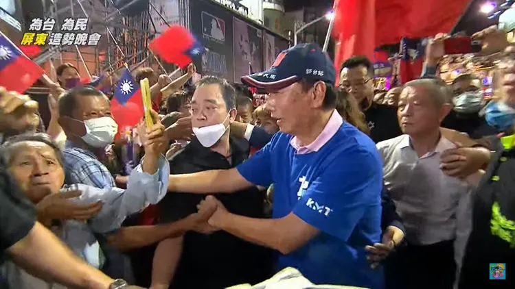 郭台銘進場受到歡迎。翻攝畫面