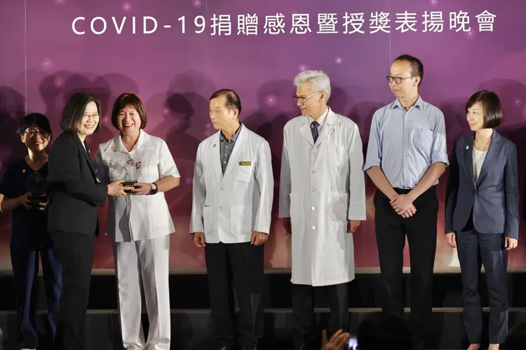 總統蔡英文出席頒獎並與受獎代表合影。林林攝