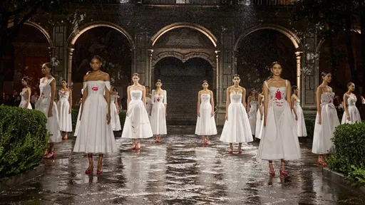 DIOR早春墨西哥上秀致敬奇女子 「红鞋女孩」揭开性别杀戮血泪史