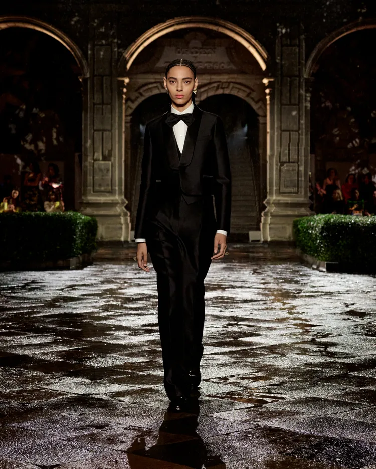 芙烈達的傳奇一生，被巧妙轉化在DIOR獨到的法式優雅輪廓中，像她19歲穿上的3件式西裝，亦在伸展台上出現。品牌提供