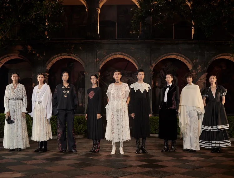 DIOR選在芙烈達邂逅她畢生摯愛的Antiguo Colegio de San Ildefonso文化中心內，呈現了參雜著豐沛情感的92套造型。品牌提供