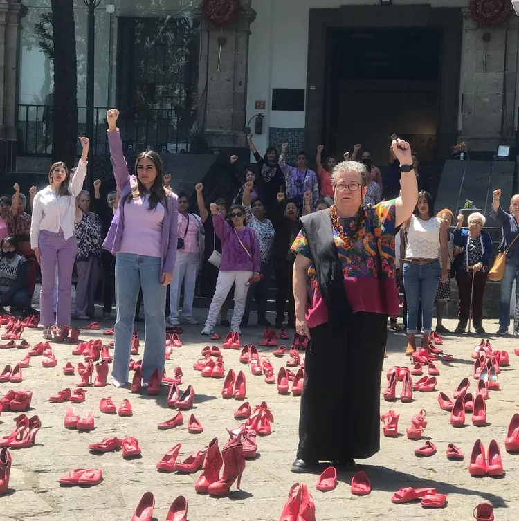 藝術家Elina Chauvet（右）以擺放在廣場上的紅鞋，喚醒眾人對在墨西哥因暴力而失去生命女性的認知。翻攝elinachauvet IG