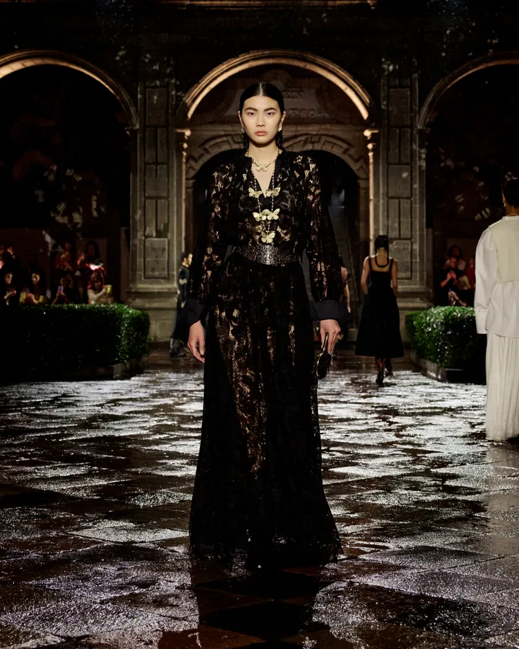 環繞模特兒頸際的項鍊及環抱身軀的腰帶，同樣為蝴蝶注入了別樣的表情。品牌提供