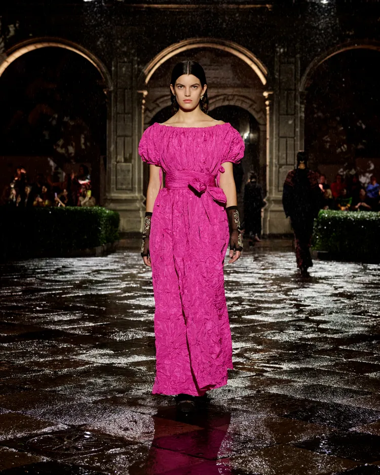 1件搶眼粉色的洋裝，令人直覺聯想到了芙烈達在1幅自畫像中的形象。品牌提供