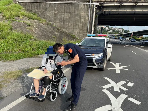 老翁乘電動輪椅誤闖關渡橋快車道 命懸一線警方急救援