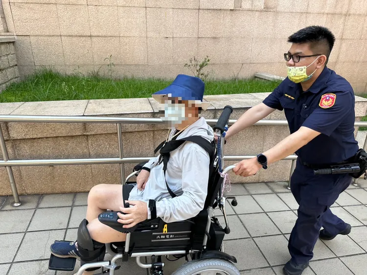 警方將老翁從淡水下橋處快車道救下，平安送往捷運竹圍站搭車，並聯絡家屬接應。警方提供