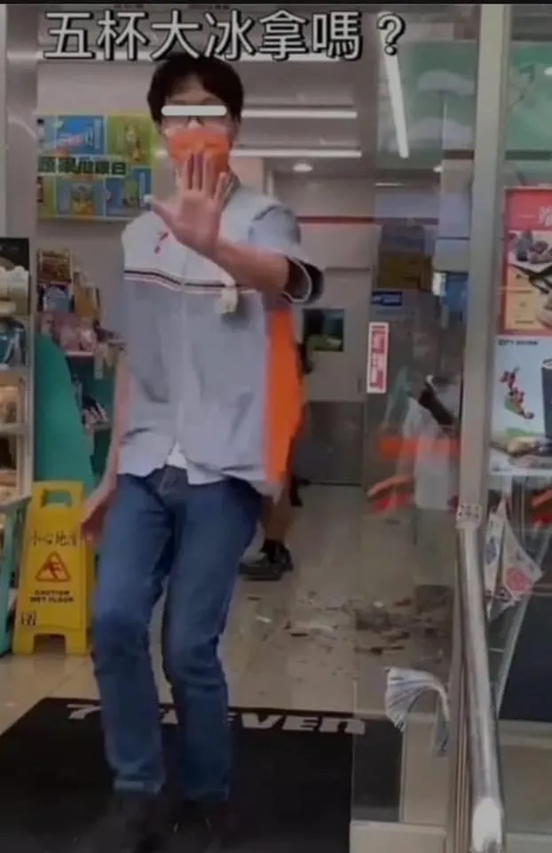 有人kuso店員做「迷因圖」、配上字「五杯大冰拿嗎？」翻攝臉書粉專「許常德的地下手記」