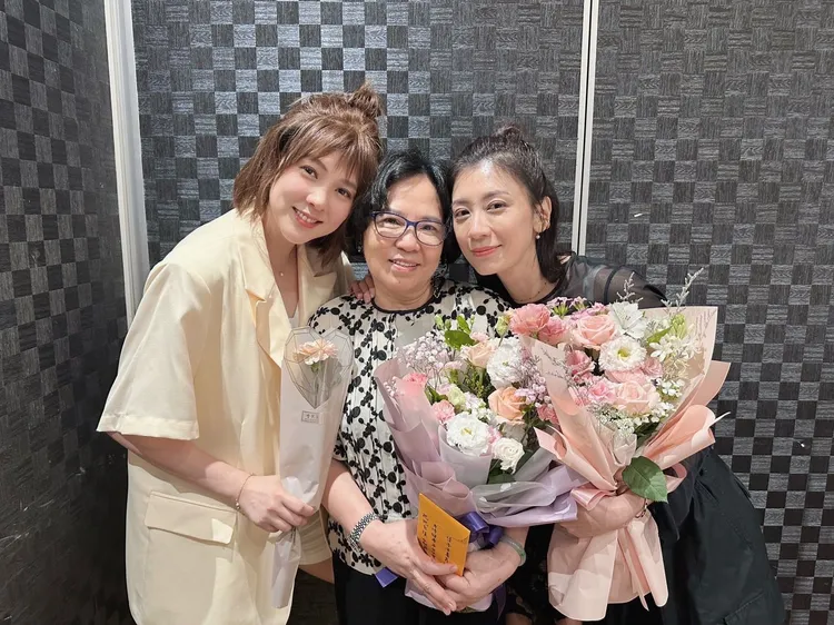 賈靜雯（右起）和媽媽及弟妹朱芯儀是母親節主角。賈爸提供