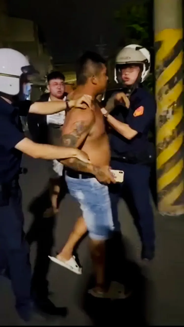 埋伏警方上前逮人。讀者提供