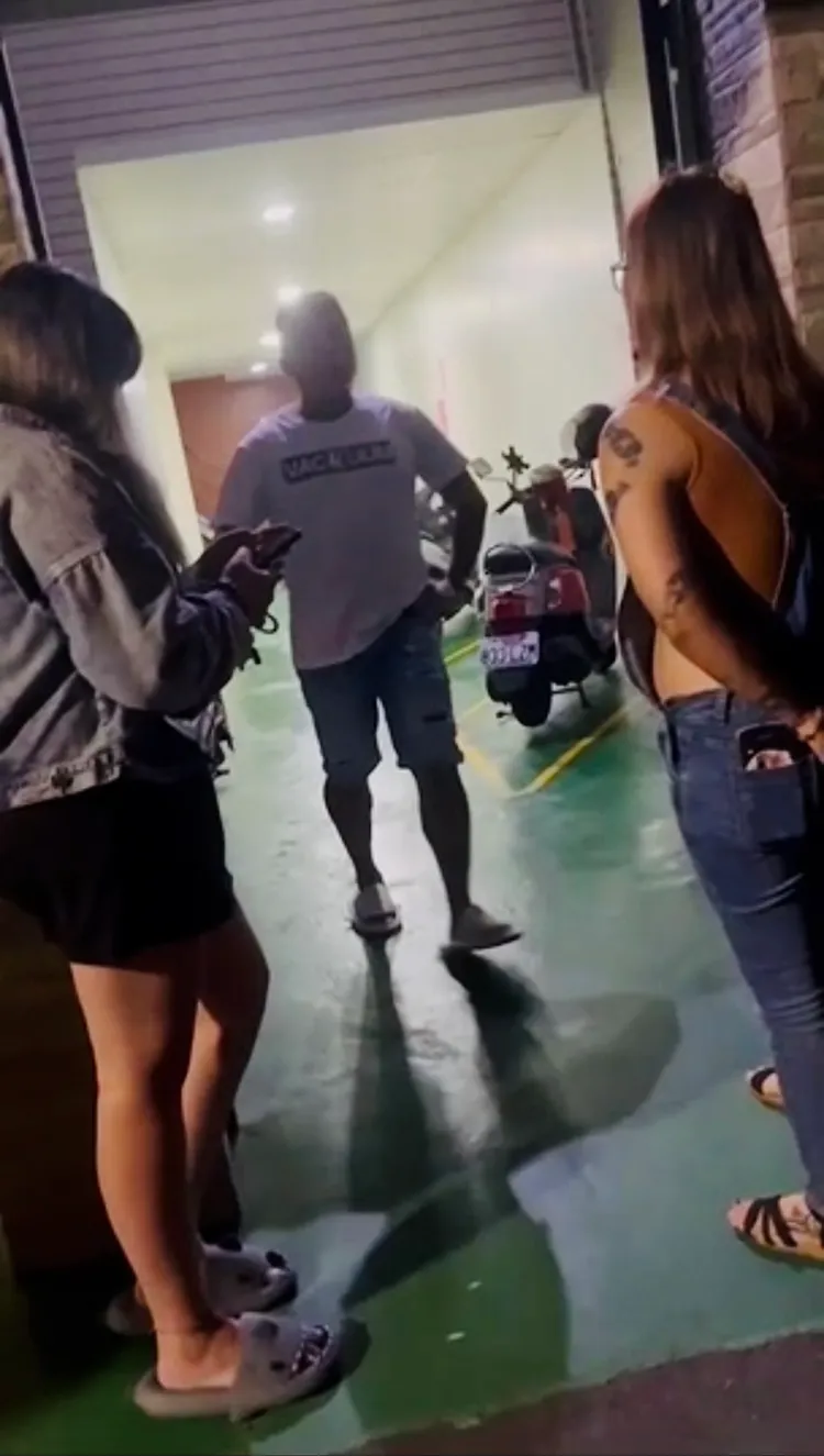 女子誘使溫姓通緝犯（中短褲男）現身。讀者提供