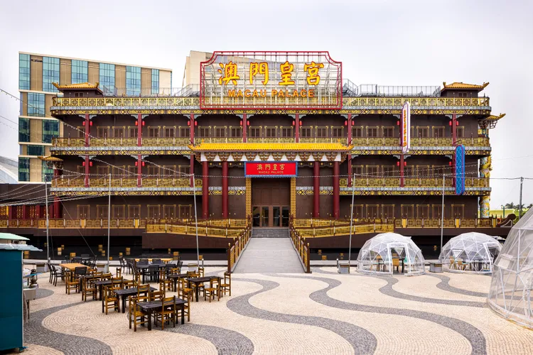 懷舊澳門區的「澳門皇宮」位於一座人工湖泊上，整體建築概念參考澳門經典建築物「皇宮娛樂場」，採用精雕細琢、光彩奪目的宮廷式奢華風格打造。業者提供