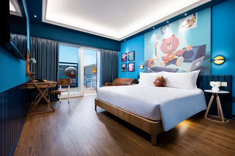 LINE FRIENDS高級露台客房除了以BROWN及CONY為客房主題外，還配備了特大露台，增加室外活動空間，提升了房間整體空間感。業者提供