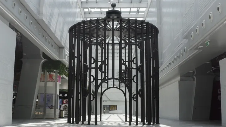 H853 FUN FACTORY娛樂廠購物中心地標為巨型鳥籠。業者提供