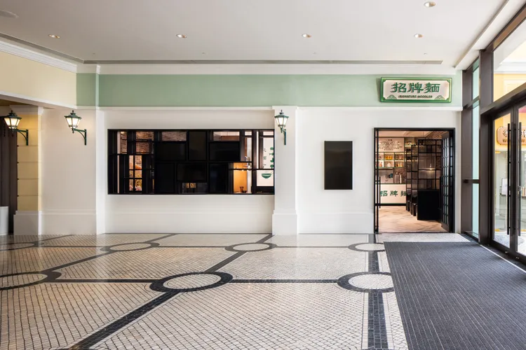 招牌麵仿照60年代街頭車仔麵情境做為設計發想。業者提供