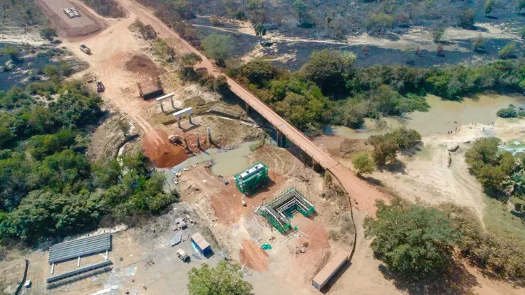 中國企業在非洲象牙海岸興建公路的工程。新華社