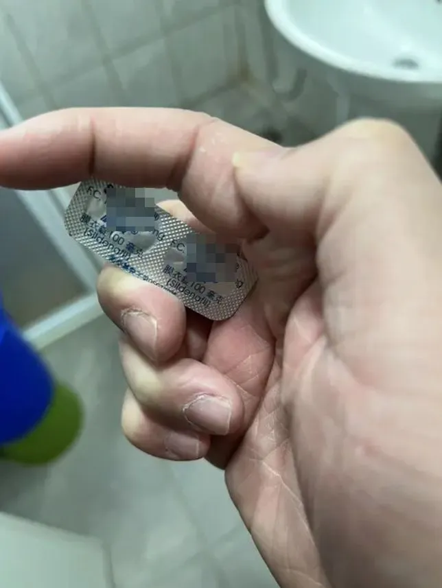 原PO對不明藥物感到異常，因此先偷偷拍照存證。翻攝自論壇Dcard