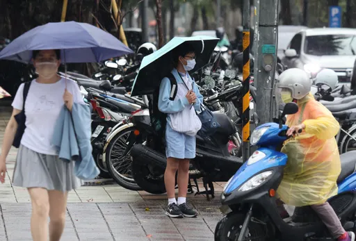 好天氣回歸升溫暖熱！周末母親節雨彈轟炸　全台有雨再降溫