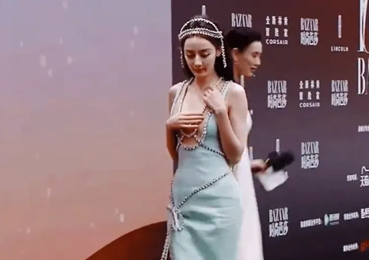 迪麗熱巴走紅毯不時用手遮胸。