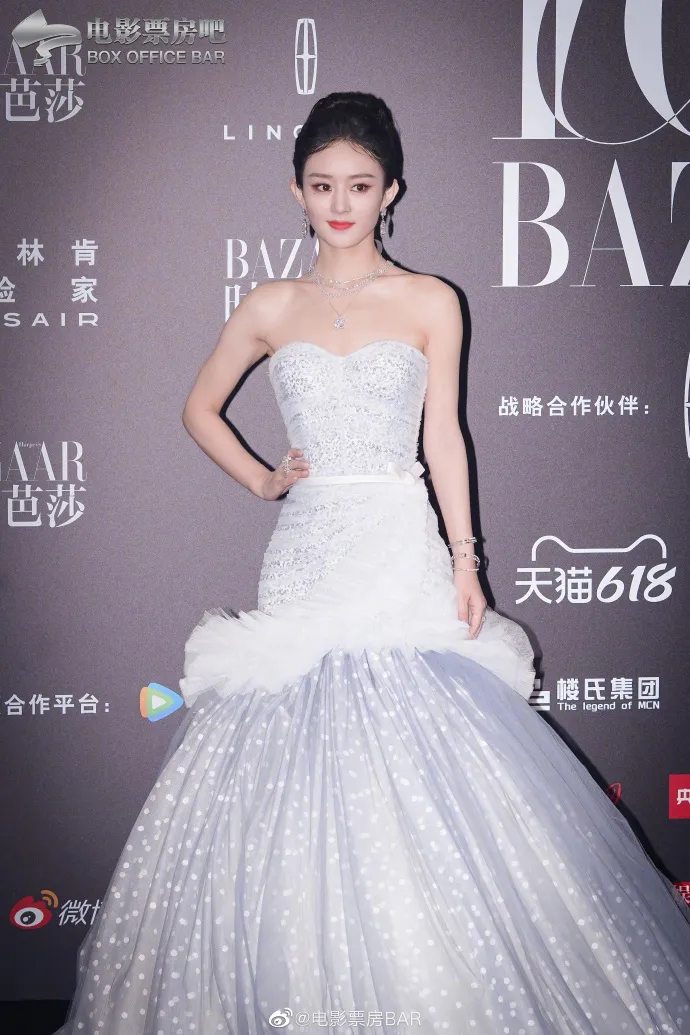 趙麗穎的禮服突顯了她的細腰。翻攝電影票房吧微博