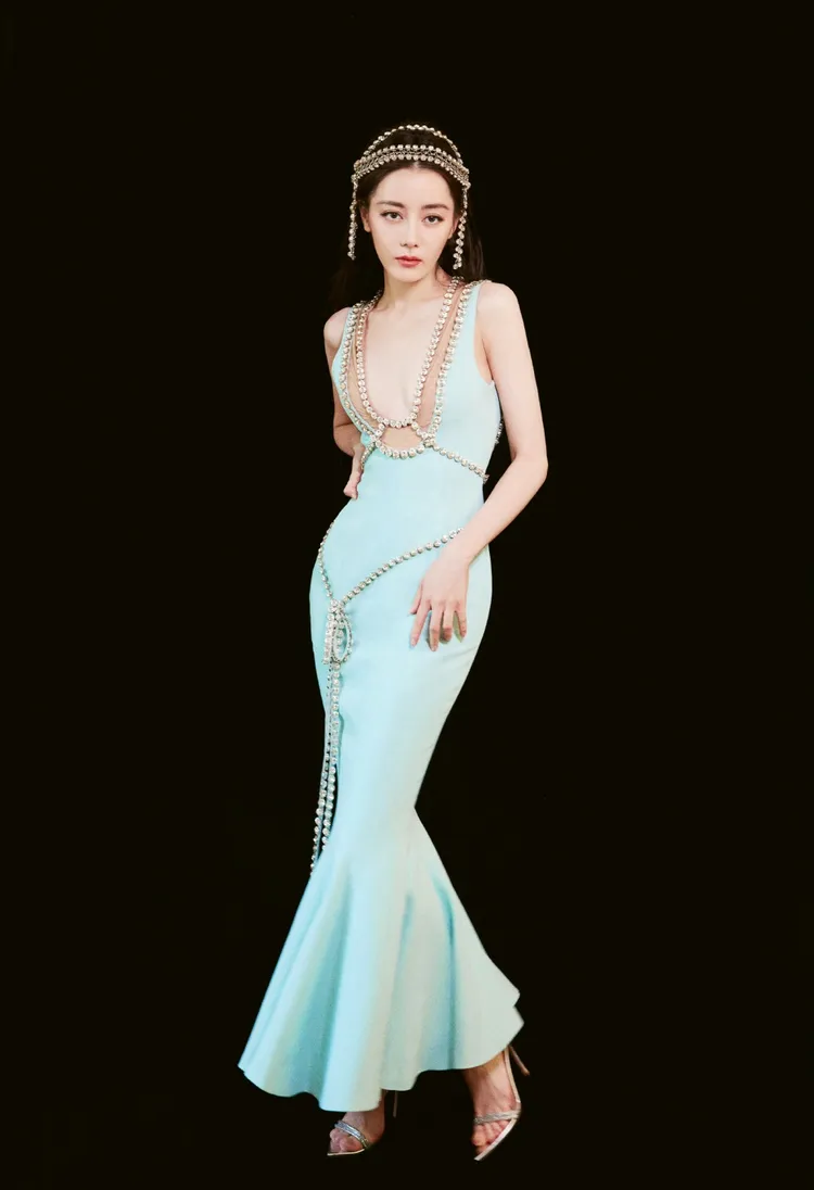 美人魚禮服展現迪麗熱巴完美身材。翻攝迪麗熱巴工作室微博