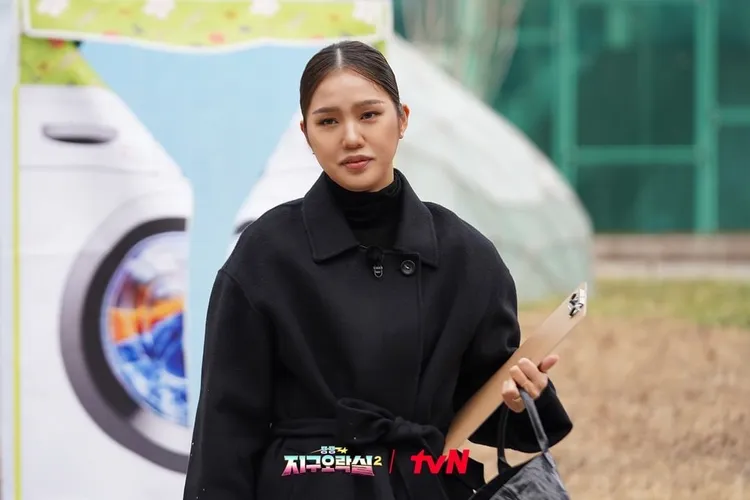 MIMI變身《SKY Castle 天空之城」的老師「金珠英」。翻攝tvN