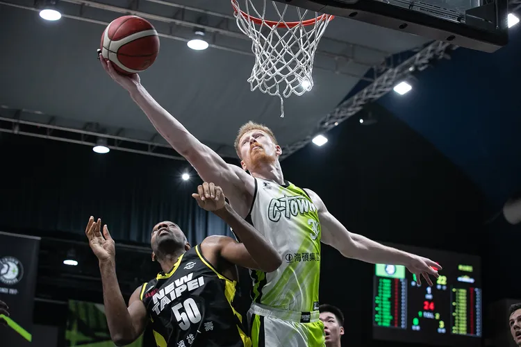 吉爾貝克(右)雙10。PLG