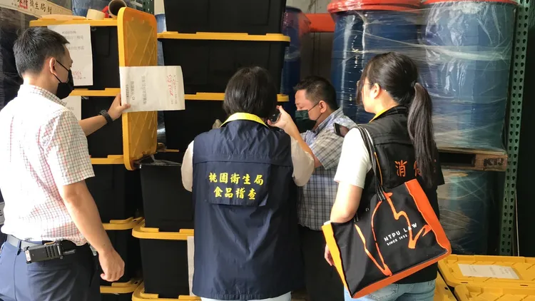 桃園市衛生局派員至好市多稽核。衛生局提供