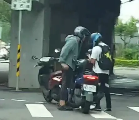 鄰車貼緊緊險害摔車 他爆粗口又踹車!還強拔鑰匙棄路旁被送辦