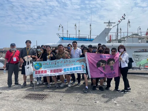 東南科大響應世界地球日 師生基隆嶼放流萬尾魚苗