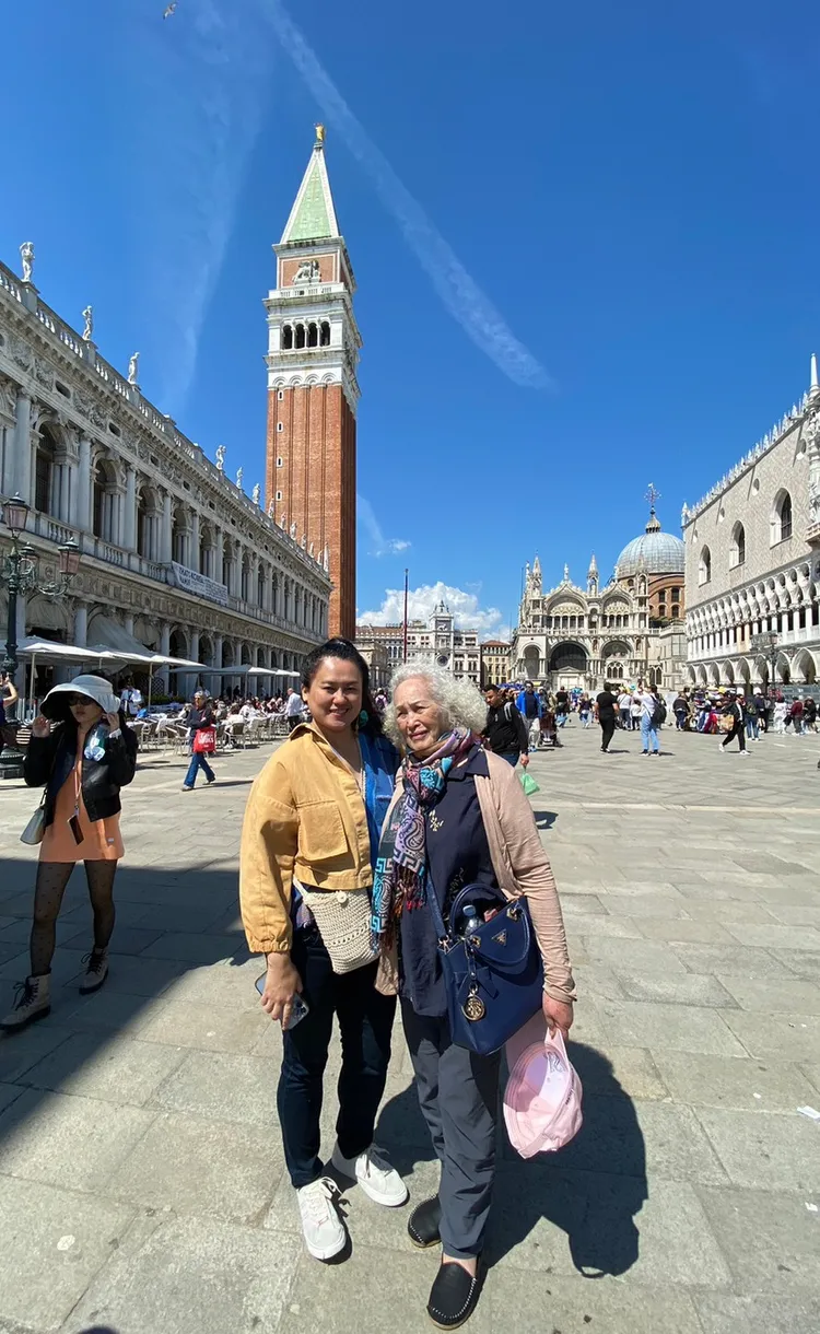 導演陳潔瑤（左）、林詹珍妹在威尼斯市區觀光。華映娛樂提供