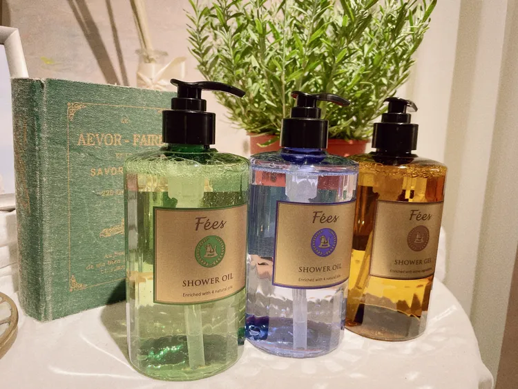 法緻精華沐浴系列共有2款精華沐浴油和1款精華沐浴精。張家玲攝