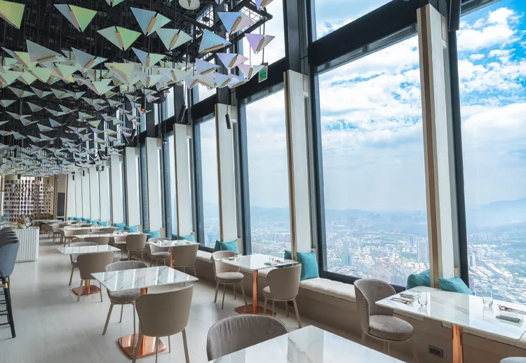 坐落於微風南山47樓，MiraWan Eatery擁有高空環狀視野。業者提供
