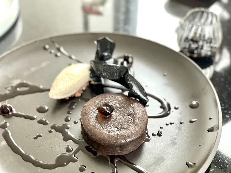 熔岩巧克力蛋糕 香草冰淇淋 黑糖珍珠。曾仲葳攝