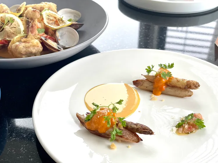 奶油煎法國白蘆筍 海膽沙巴雍 漬檸檬。曾仲葳攝