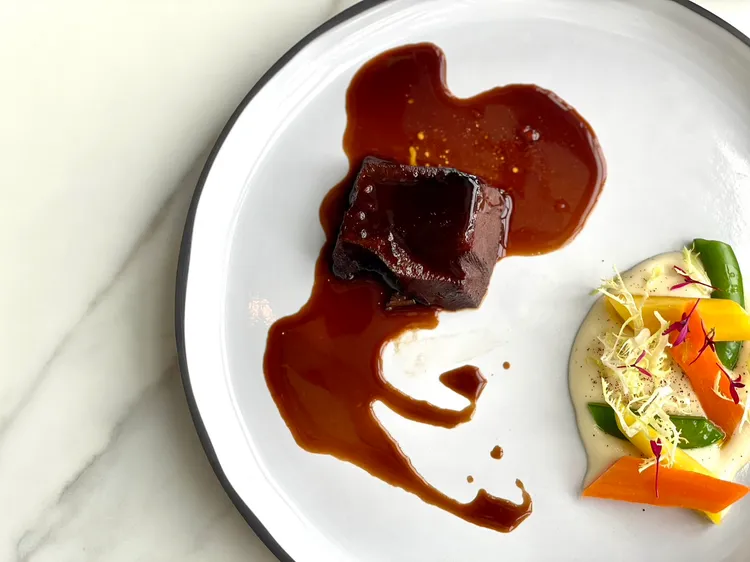 勃根地紅酒燉牛舌。曾仲葳攝