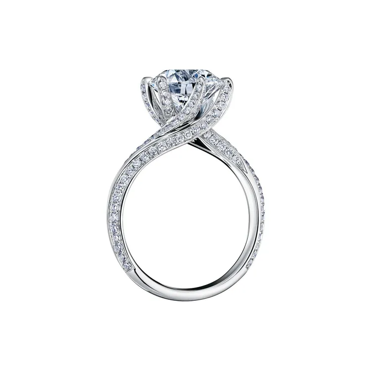 Epoch未來臻藏系列無盡之愛18K白金鑲鑽戒指，主鑽3克拉，60萬元。品牌提供