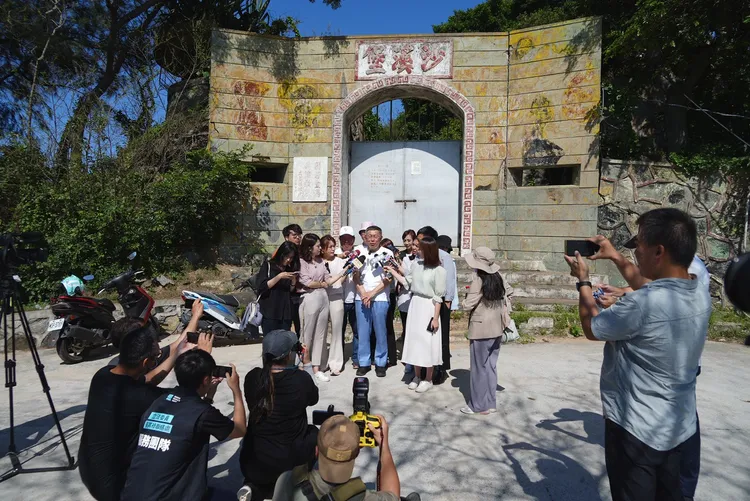 柯文哲參觀沙灘堡受訪。民眾黨提供