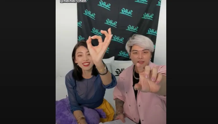 內內透露男生至少要「這麼粗」。翻攝自SWAG直播