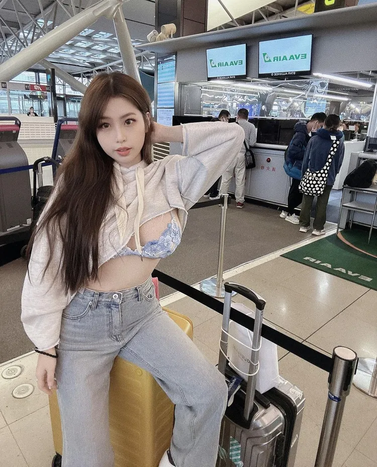 Yumi.k強調是上衣太短了，不是她刻意拉起。翻攝自Yumi.k IG