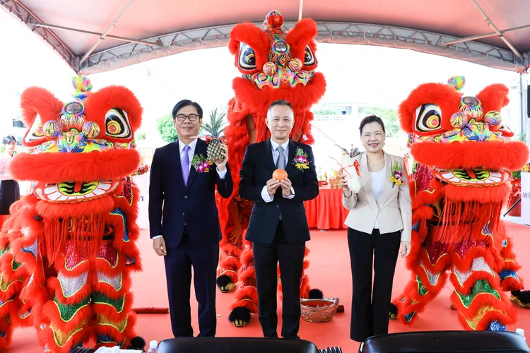 高雄市長陳其邁、緯創總經理林建勳、經濟部長王美花出席典禮接過旺來、橘子、好彩頭。經發局提供