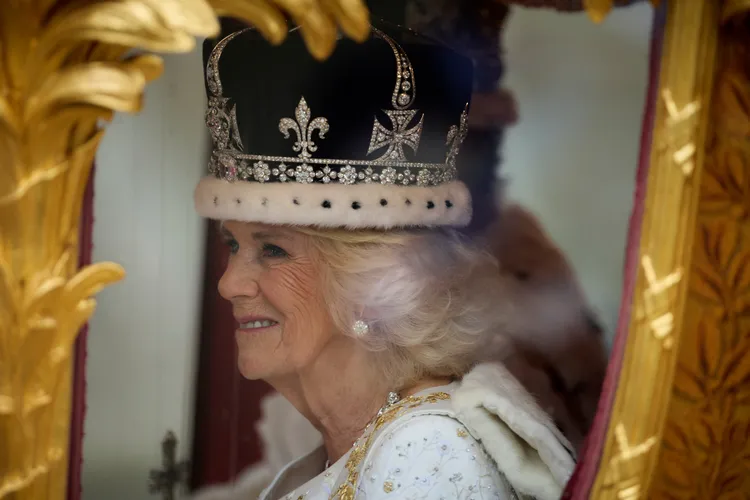 戴上后冠成為王后的卡蜜拉終於露出笑容。路透社