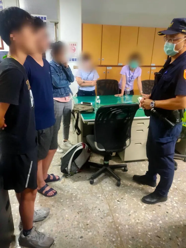 警方將國中生帶回派出所，通知家長前來領人。讀者提供