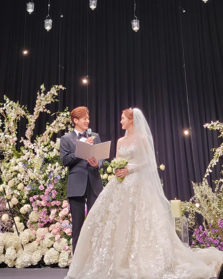 SE7EN（左）、李多海念誓言，正式成為夫妻。翻攝IG